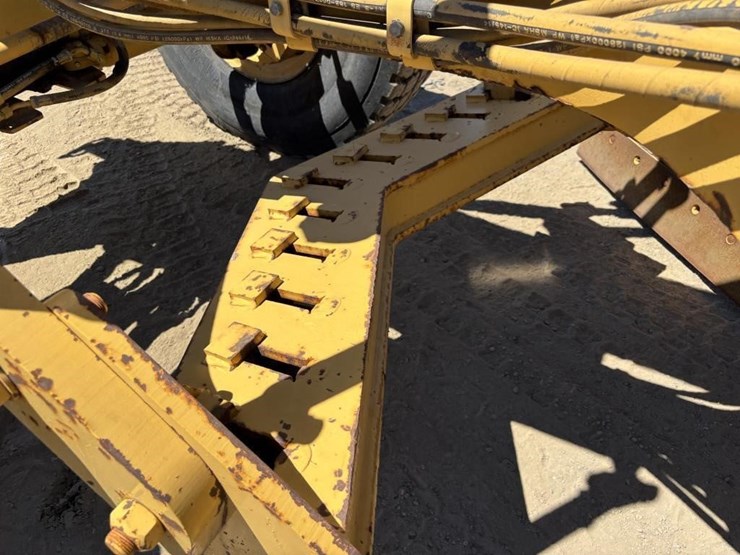 2005-caterpillar-143h-image-15
