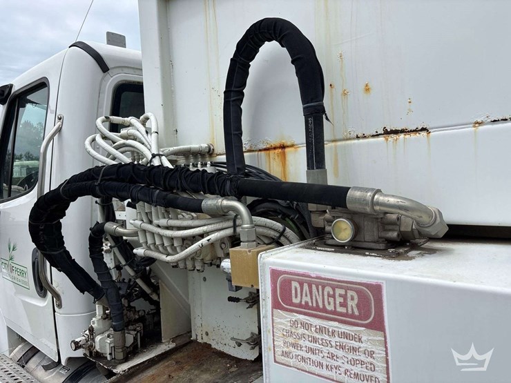 2019-freightliner-m2-106-image-19