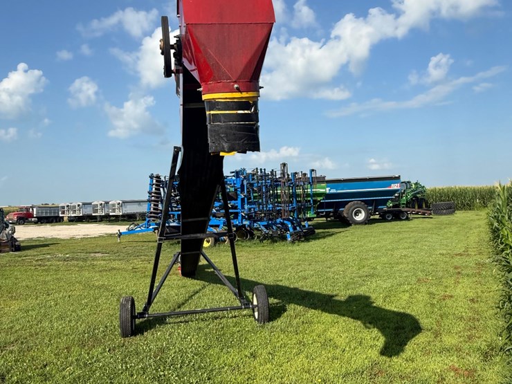 2021-universal-industries-1537-short-field-loader-electric-belt-conveyor-image-6