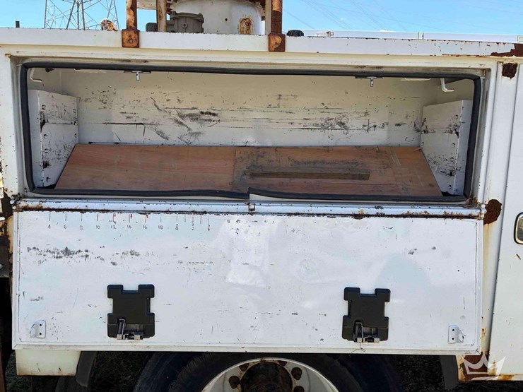 2018-freightliner-m2-106-image-24