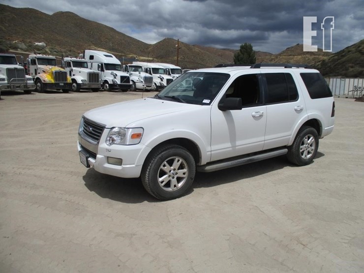2010-ford-explorer-xlt-image-1