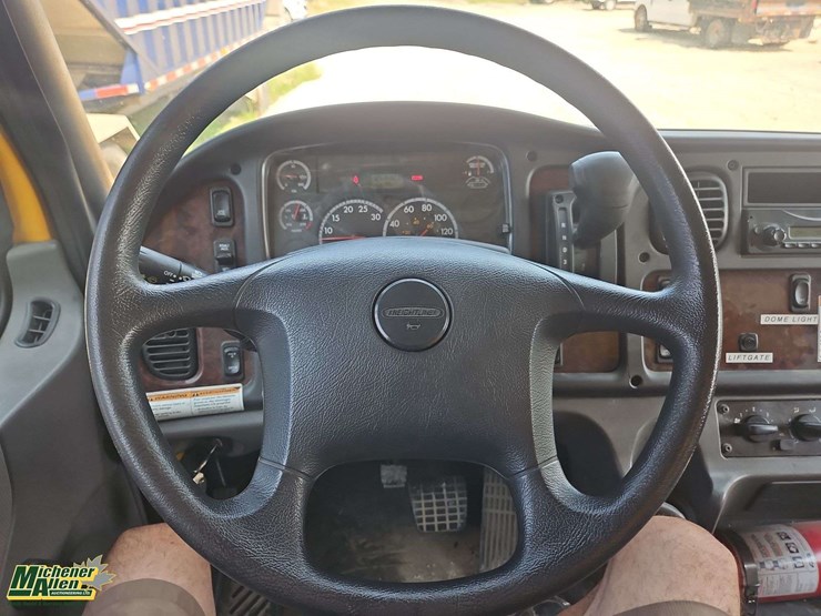 2015-freightliner-m2-106-image-46