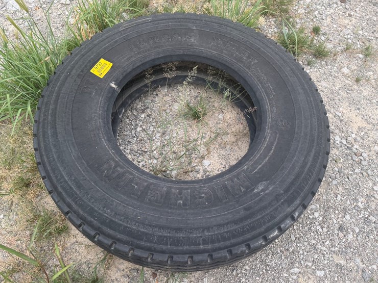 #9733-•-12r22.5-tire-inv#-9733-image-2