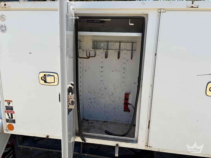 2017-freightliner-m2-106-image-11