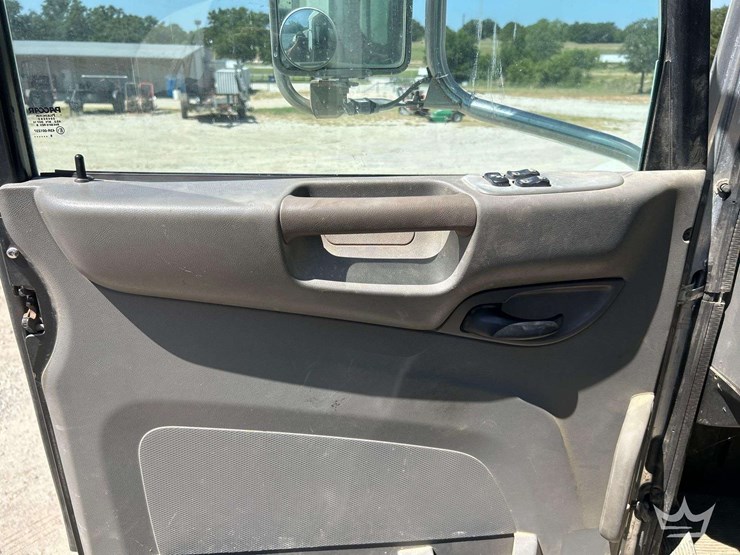 2017-peterbilt-337-image-13