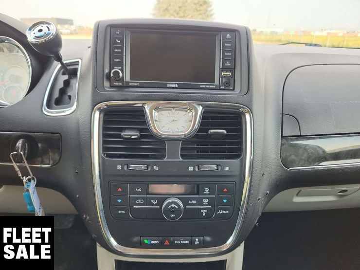 2016-chrysler-town-&-country-image-25