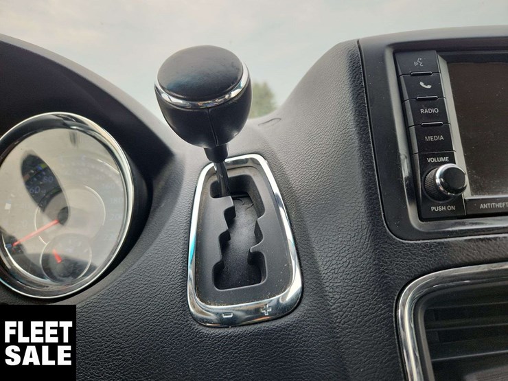 2015-chrysler-town-&-country-image-25