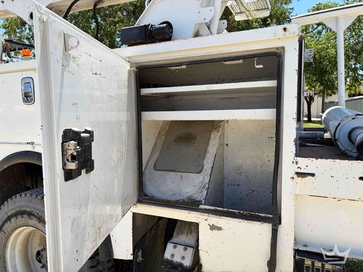 2017-freightliner-m2-106-image-14