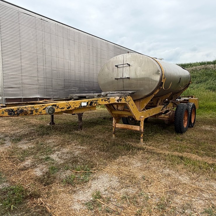 Pull Type Tank Trailer 2000 Gallon