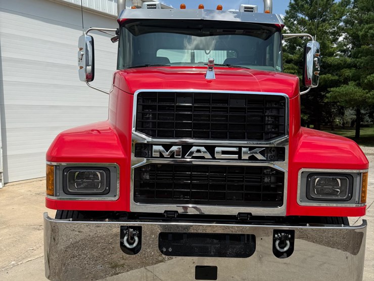 2023-mack-pinnacle-64t-image-2