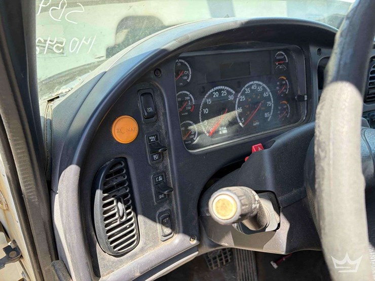 2018-freightliner-m2-106-image-12