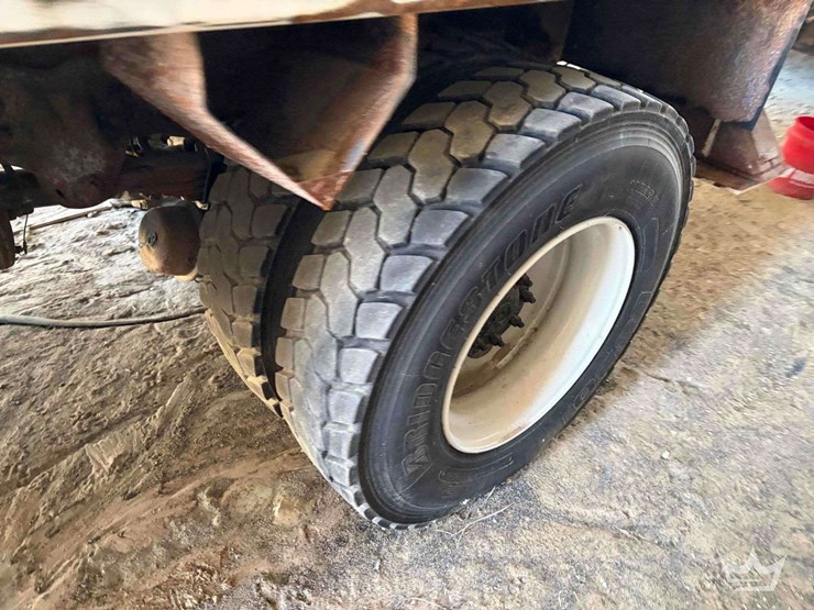 2014-freightliner-m2-106-image-21