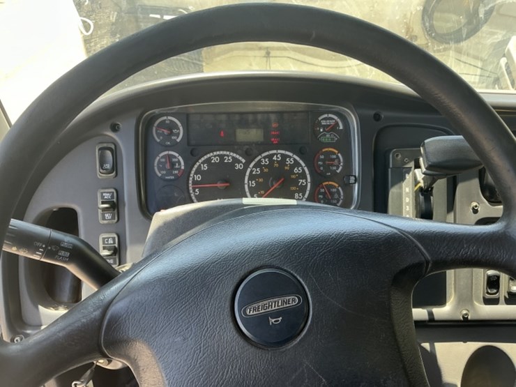 2013-freightliner-m2-106-image-18
