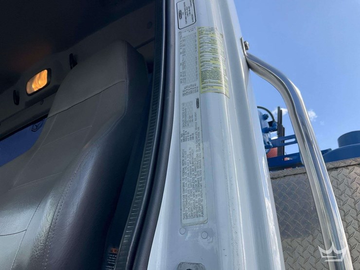 2016-freightliner-114sd-image-6