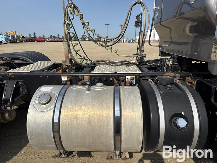 2013-kenworth-t800-image-16