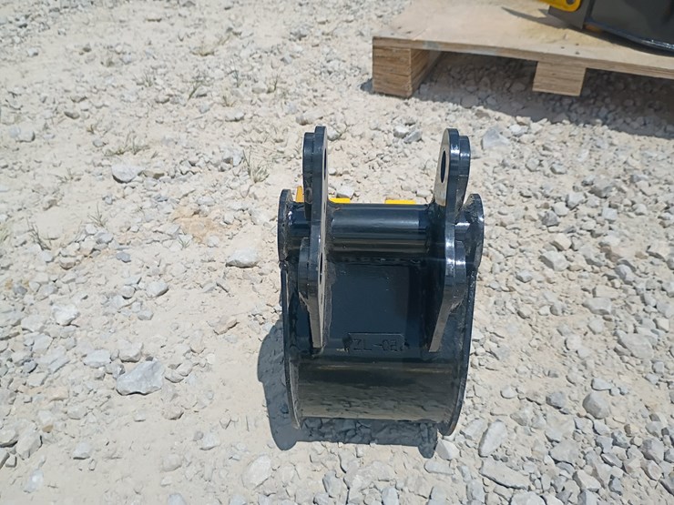 #l63-036-•-8"-bucket-mini-excavator-attachment-image-3
