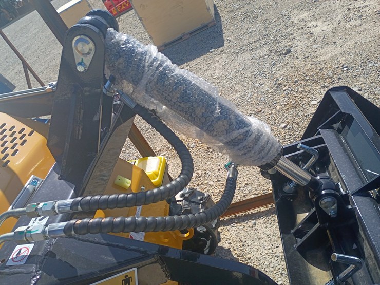 #l66-011-•-2026-agt-mx-crt23-mini-skid-steer-image-23
