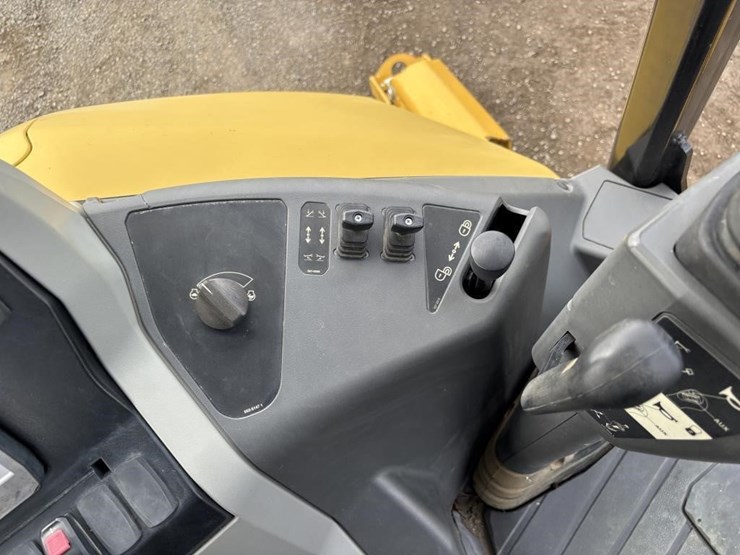 2022-caterpillar-430-image-38