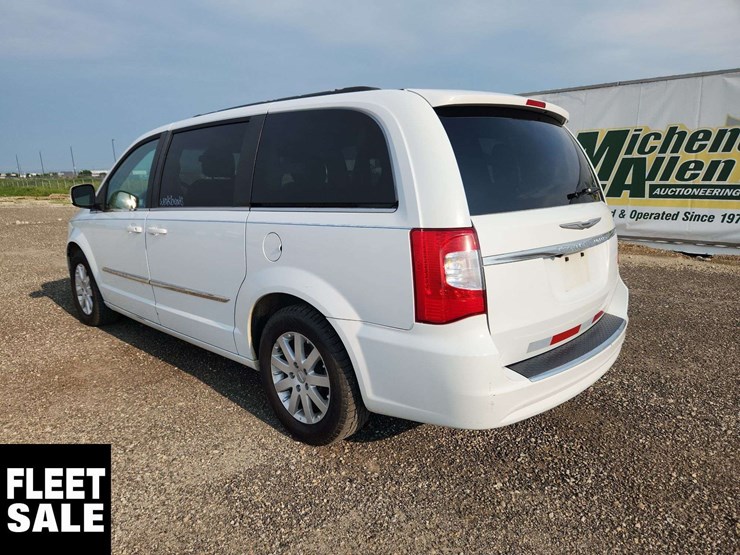 2016-chrysler-town-&-country-image-2