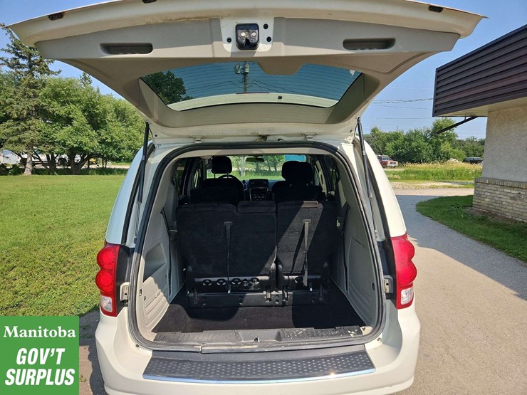 2013-dodge-grand-caravan-sxt-image-24