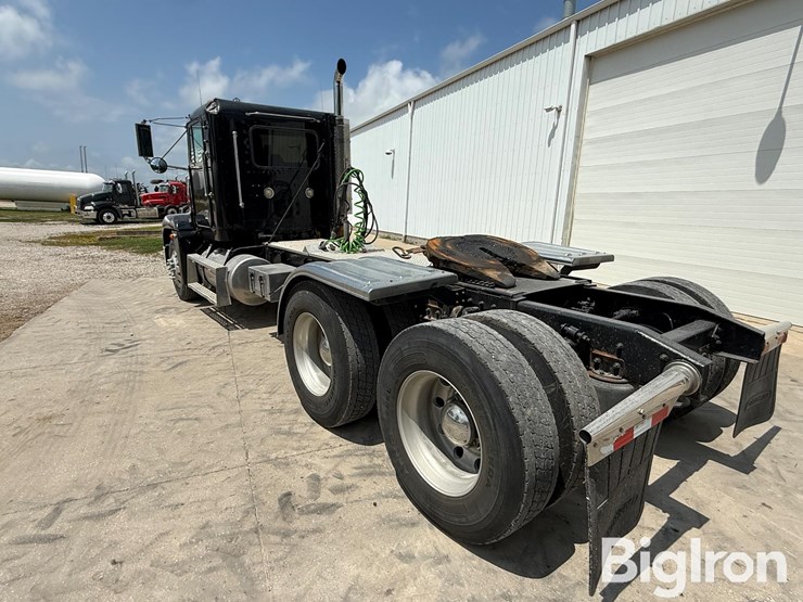 1999-freightliner-fld120-image-7