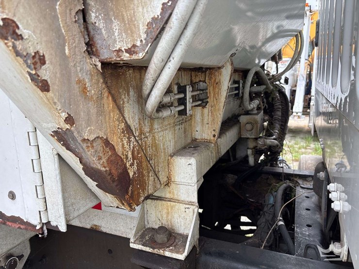 2019-freightliner-m2-106-image-15