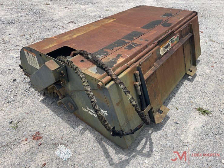 bobcat-72"-sweeper-skid-steer-attachment-image-5