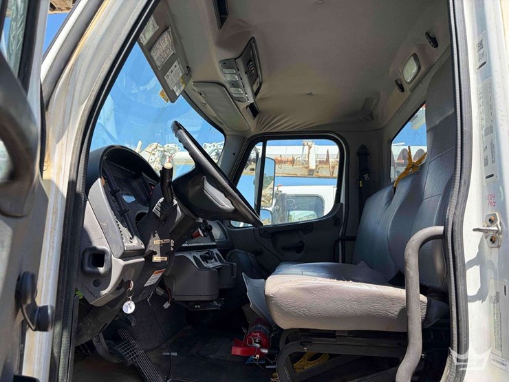 2018-freightliner-m2-106-image-25