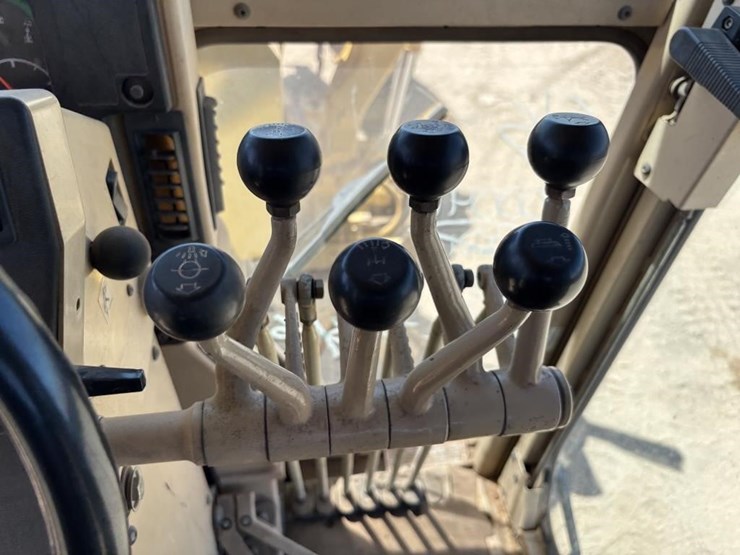 2005-caterpillar-143h-image-43