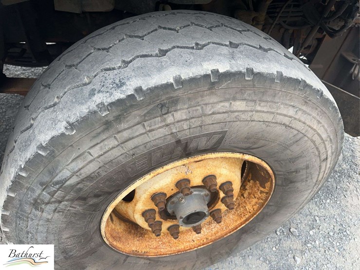 2010-freightliner-m2-106-image-12
