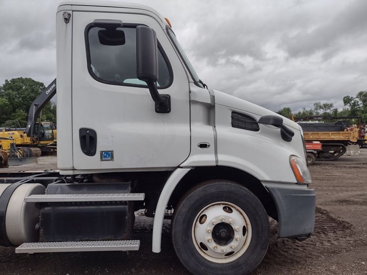 14-freightliner-cascadia-cab-&-chassis^title^-(qea-4750)-image-19