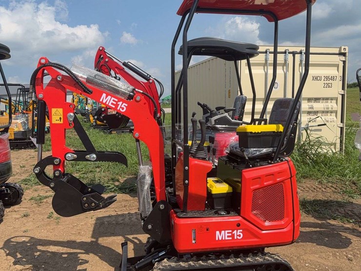 me15-mini-excavator-image-1