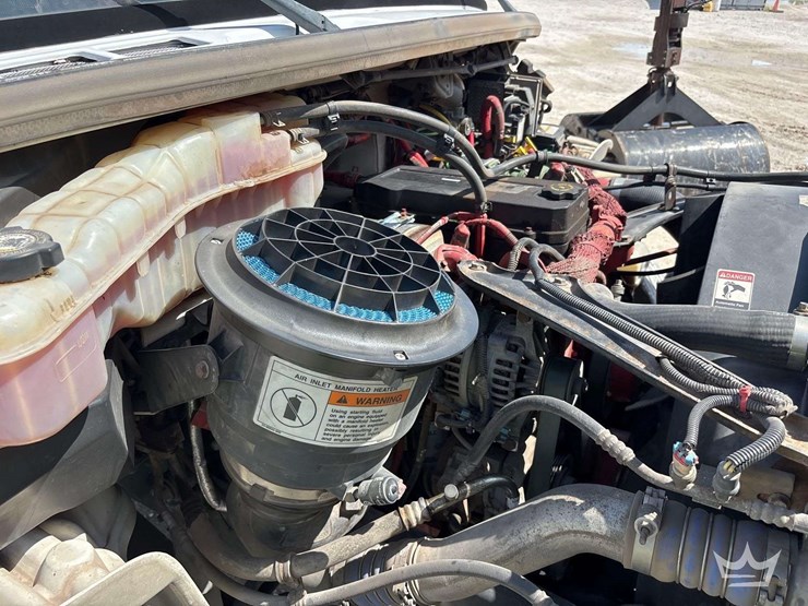 2014-freightliner-m2-106-image-7
