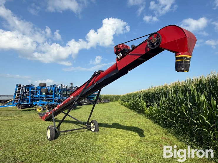2021-universal-industries-1537-short-field-loader-electric-belt-conveyor-image-7