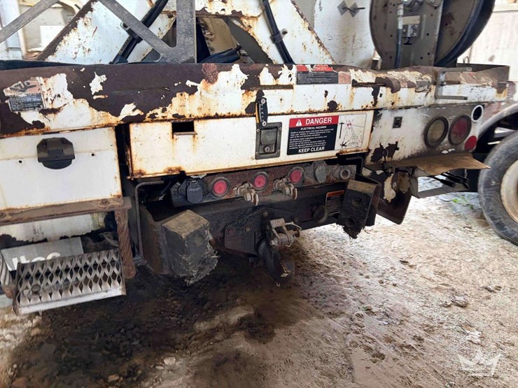 2016-freightliner-m2-106-image-15