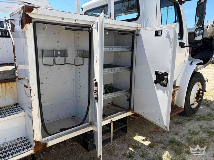2017-freightliner-m2-106-image-24