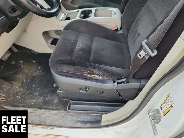 2015-chrysler-town-&-country-image-79