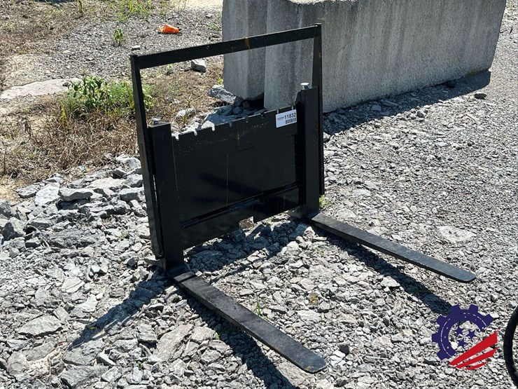 unused-2026-future-ft-xhc-mini-skid-steer-skid-steer-forks---[skid-steer-attachments]-attachment-image-7