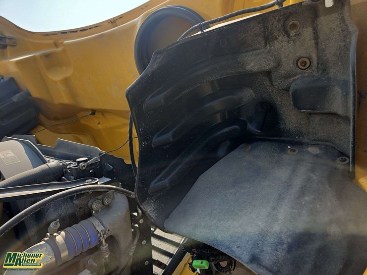 2015-freightliner-m2-106-image-24