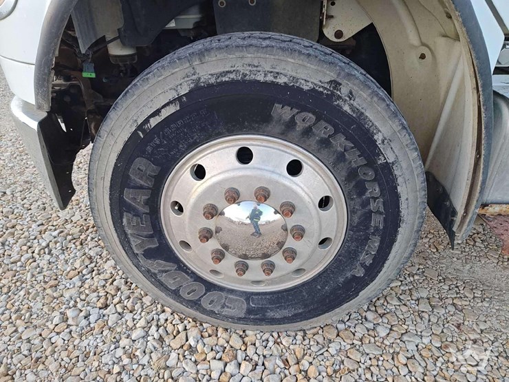 2014-freightliner-m2-106-image-61