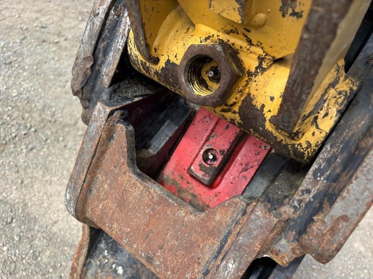 2022-caterpillar-430-image-18