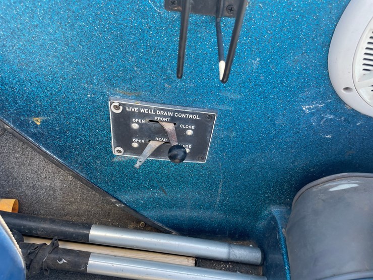 #2151-•-1989-stratos-bass-boat-and-stratos-trailer-image-63