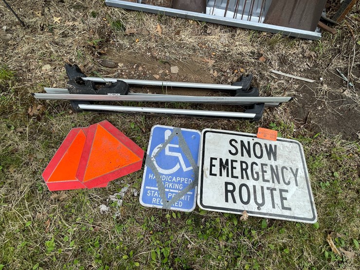 #6164-•-malone-rail-system-with-signs-image-1
