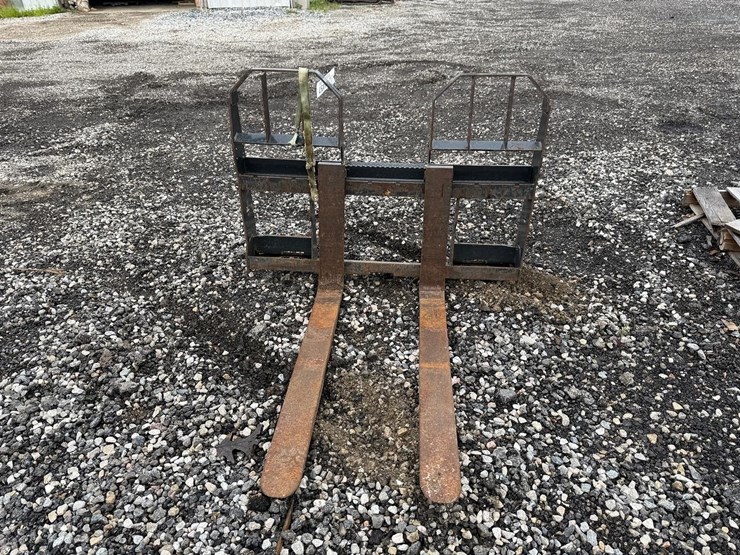 bobcat-42”-skid-steer-pallet-forks-image-1