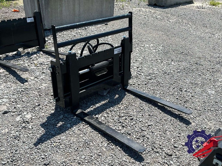 unused-2026-future-ft-cyhc-mini-skid-steer-side-shift-fork-attachment-image-6
