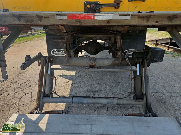 2015-freightliner-m2-106-image-31