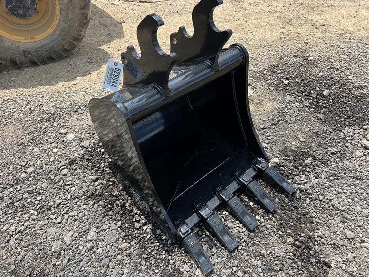 24”-quick-attach-excavator-bucket-for-kx40-image-2