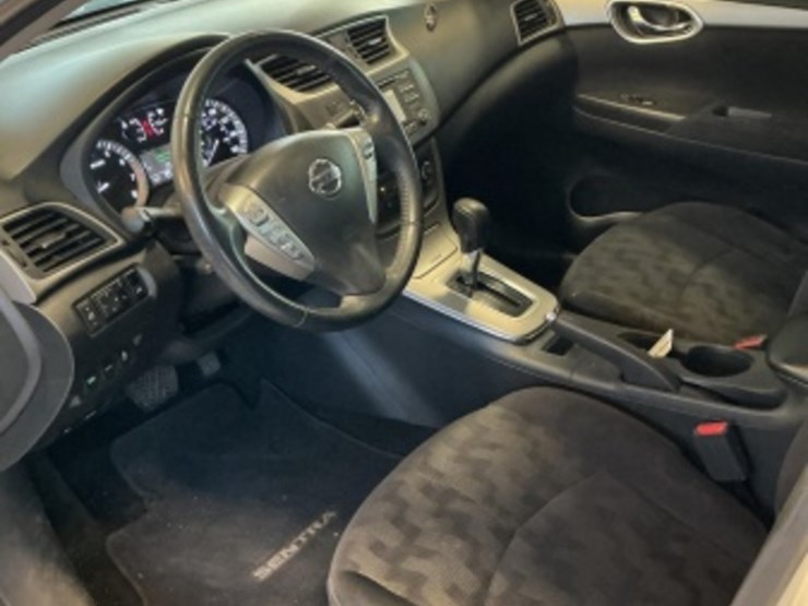 2013-nissan-sentra-sdn-image-21