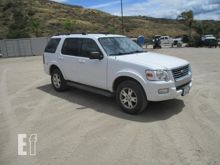 2010-ford-explorer-xlt-image-2