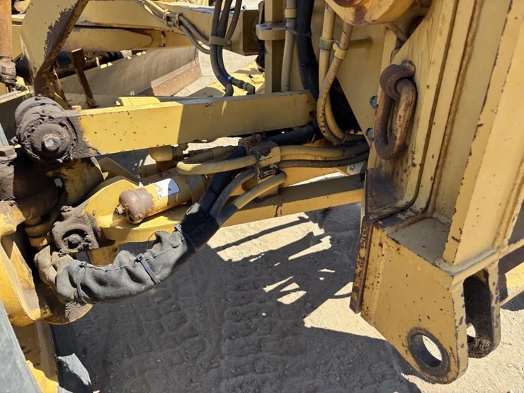 2005-caterpillar-143h-image-20
